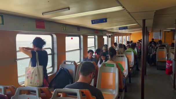 Turistas Sentados Dentro Transbordador Una Gira Por Lisboa — Vídeo de stock