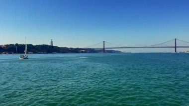 Lizbon 'daki 25 Nisan Köprüsü' nde bir tur vapurundan görüntüler.