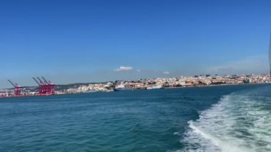 Lizbon limanındaki bir vapurun görüntüsü.