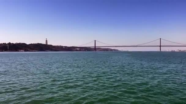 从里斯本四月二十五日大桥的观光渡船上看到的风景 — 图库视频影像