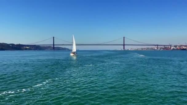 Uitzicht Vanaf Een Rondvaartboot Brug Van April Lissabon — Stockvideo