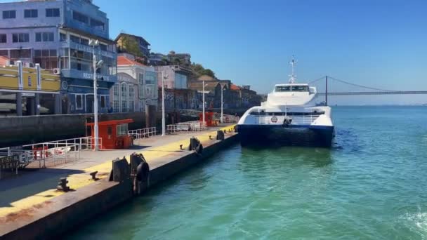 Stor Yacht Dockas Vid Cacilhas Hamn Lissabon — Stockvideo