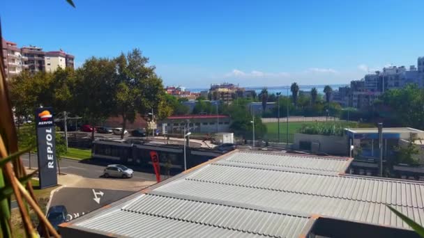 Вид Воздуха Современные Трамваи Проходящие Дороге Лиссабоне — стоковое видео