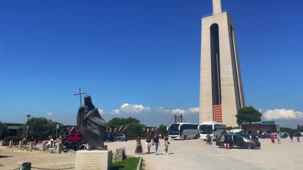 Άνθρωποι Επισκέπτονται Μνημείο Cristo Rei Στη Λισαβόνα Πορτογαλία — Αρχείο Βίντεο