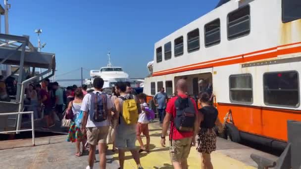 Cola Personas Que Desembarcan Transbordador Cacilhas Lisboa — Vídeo de stock