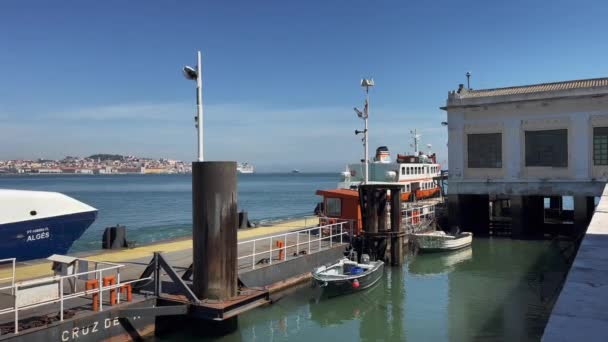 Prom Turystyczny Opuszcza Port Lizbonie — Wideo stockowe