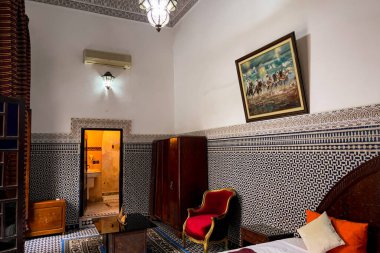 Konuk evinde geleneksel mobilyaları olan otantik Fas yatak odası.