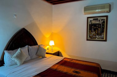 Konuk evinde geleneksel mobilyaları olan otantik Fas yatak odası.