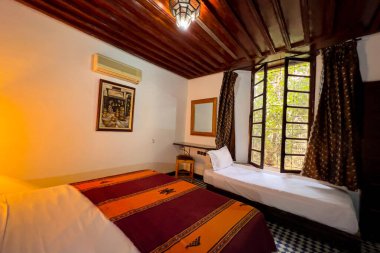 Konuk evinde geleneksel mobilyaları olan otantik Fas yatak odası.