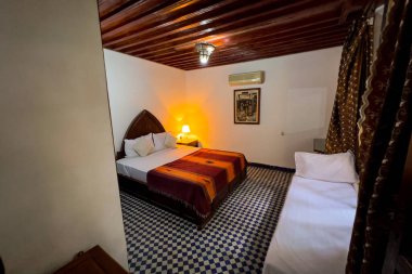 Konuk evinde geleneksel mobilyaları olan otantik Fas yatak odası.