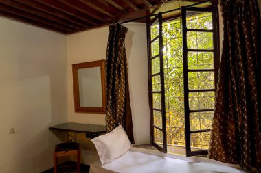 Konuk evinde geleneksel mobilyaları olan otantik Fas yatak odası.