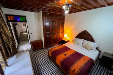 Konuk evinde geleneksel mobilyaları olan otantik Fas yatak odası.