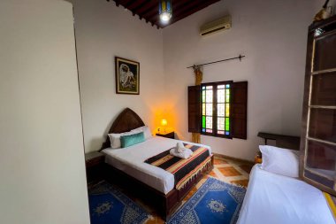 Konuk evinde geleneksel mobilyaları olan otantik Fas yatak odası.