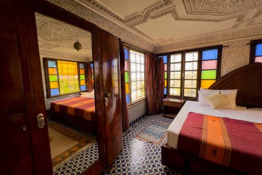 Konuk evinde geleneksel mobilyaları olan otantik Fas yatak odası.