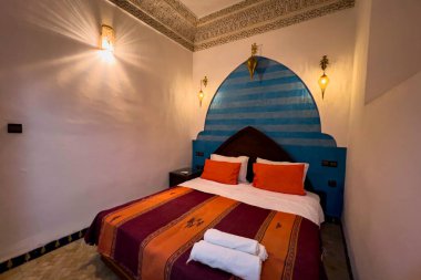 Konuk evinde geleneksel mobilyaları olan otantik Fas yatak odası.