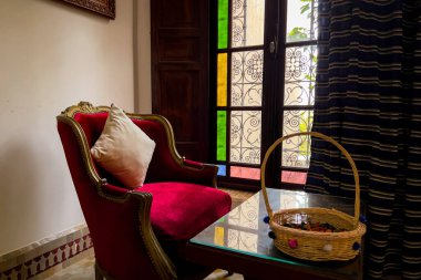 Konuk evinde geleneksel mobilyaları olan otantik Fas yatak odası.