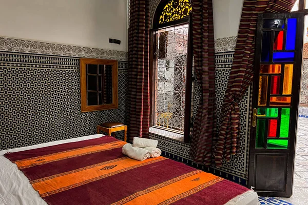 Интерьер Спальни Authentic Moroccan Традиционной Мебелью Гостевом Доме — стоковое фото