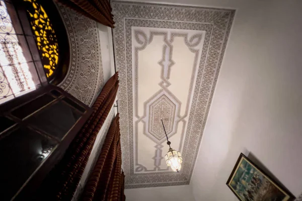 Autentyczne Maroka Sypialnia Wnętrze Tradycyjnymi Meblami Pensjonacie — Zdjęcie stockowe