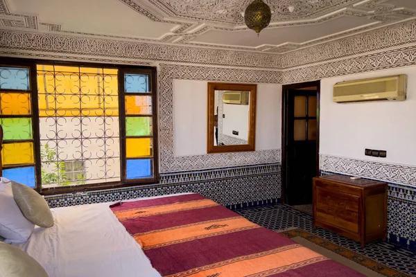 Auténtico Interior Dormitorio Marroquí Con Muebles Tradicionales Una Casa Huéspedes —  Fotos de Stock