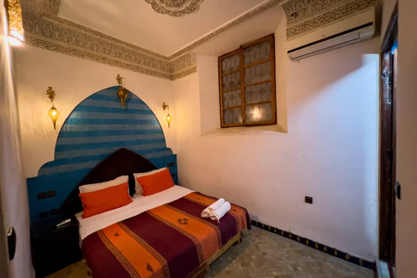 ゲストハウスで伝統的な家具と本物のモロッコの寝室のインテリア — ストック写真