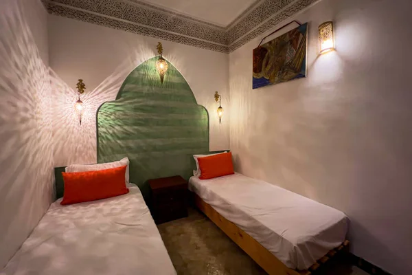 ゲストハウスで伝統的な家具と本物のモロッコの寝室のインテリア — ストック写真