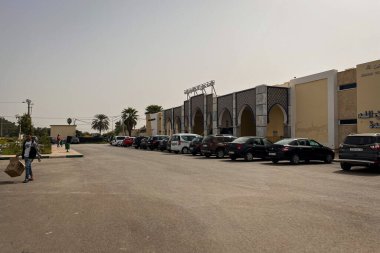 Fas 'ta Ain Allah' ın doğal hamamının önüne park edilmiş arabalar.