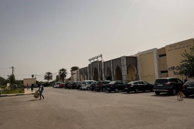 Fas 'ta Ain Allah' ın doğal hamamının önüne park edilmiş arabalar.