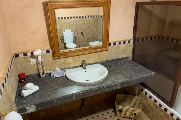 モロッコの伝統的な無数のバスルームのインテリア — ストック写真