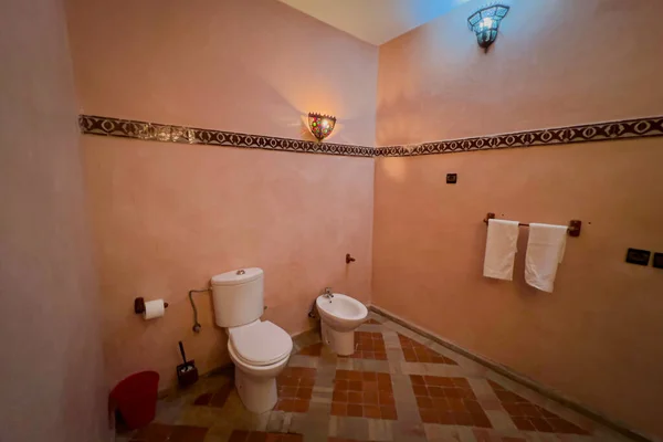 モロッコの伝統的な無数のバスルームのインテリア — ストック写真