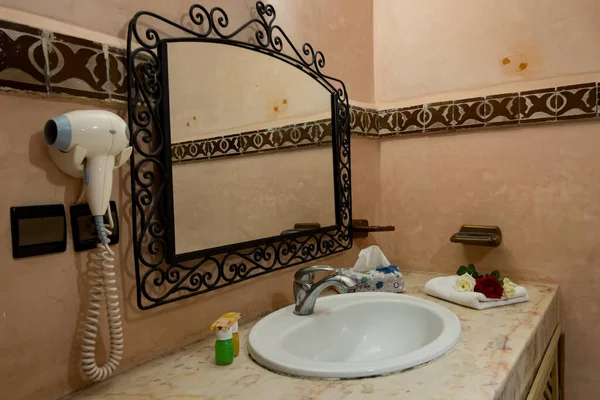 Belsejében Egy Hagyományos Riad Fürdőszoba Marokkóban — Stock Fotó