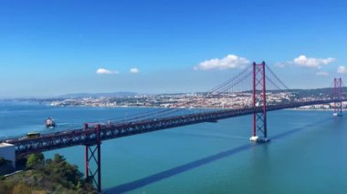 Lizbon 'daki 25 Nisan köprüsünün panoramik görüntüsü