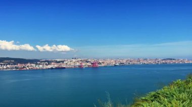 Almada bölgesinden Lizbon şehrinin panoramik manzarası