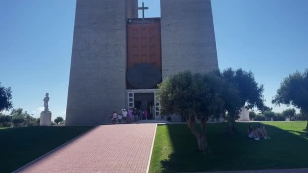 Άνθρωποι Επισκέπτονται Μνημείο Cristo Rei Στη Λισαβόνα Πορτογαλία — Αρχείο Βίντεο
