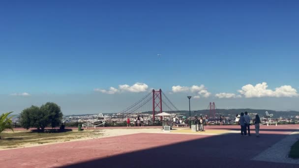 Люди Посещающие Святилище Христа Царя Лиссабоне Видом Мост Апреля — стоковое видео