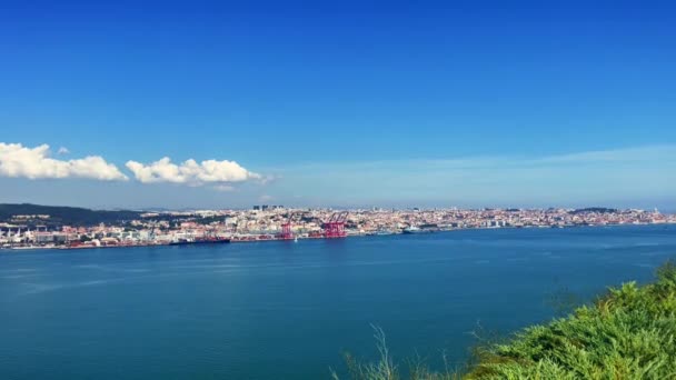 Blick Über Die Stadt Lissabon Vom Stadtteil Almada — Stockvideo