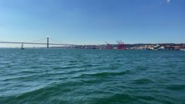 Lizbon 'daki 25 Nisan Köprüsü' nde bir tur vapurundan görüntüler.