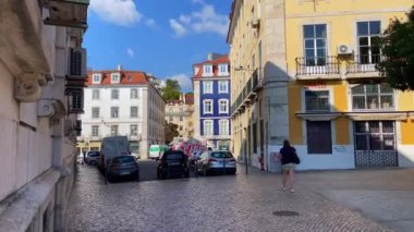 Lizbon 'da yol kenarına park edilmiş arabalar.