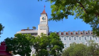 Lizbon 'daki Five Stars 8 binasının yakınında takılan insanlar.