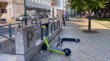 E mobiletleri Lizbon 'daki Dom Luis bahçesindeki yeraltı otoparkının girişinin yanına park edilmiş.