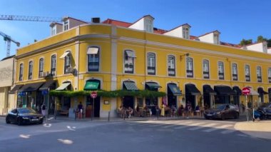 Lizbon 'da Dom Luis bahçesinin yanındaki sarı bina.