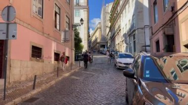 Lizbon sokaklarında yürüyen insanlar