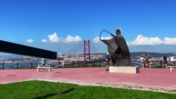 Lizbon Daki Kral Nın Sığınağı Ziyaret Eden Insanlar Nisan Köprüden — Stok video