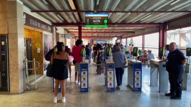 Пассажиры Проходят Через Автоматические Турникеты Гавани Сесть Паром Лиссабоне — стоковое видео