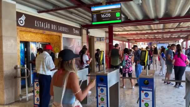 Пассажиры Проходят Через Автоматические Турникеты Гавани Сесть Паром Лиссабоне — стоковое видео