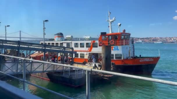Sekelompok Penumpang Menaiki Kapal Feri Lisbon — Stok Video