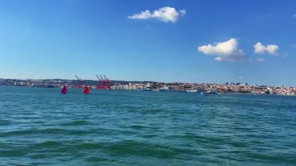 Widok Promu Wycieczkowego Nad Miastem Lizbona — Wideo stockowe