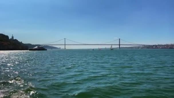 Вид Парома Мост Апреля Лиссабоне — стоковое видео
