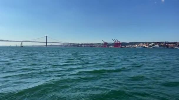 Lizbon Daki Nisan Köprüsü Nde Bir Tur Vapurundan Görüntüler — Stok video
