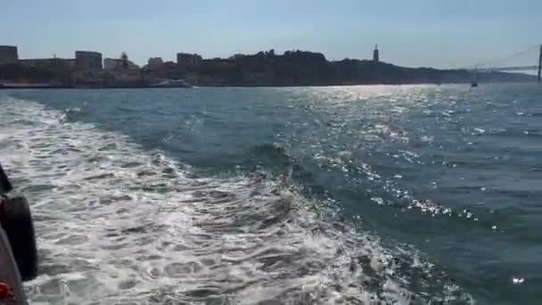 Uitzicht Vanaf Een Rondvaartboot Brug Van April Lissabon — Stockvideo