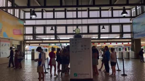Люди Стоящие Железнодорожной Станции Лиссабоне — стоковое видео